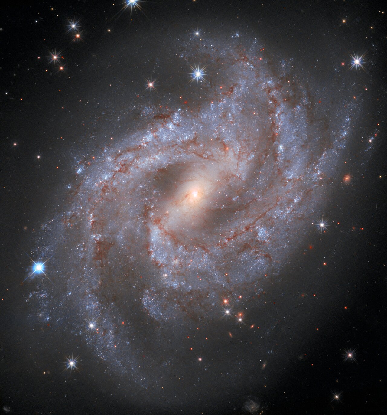 哈勃望远镜拍到7000万光年外超新星爆发，将修正宇宙膨胀速率
