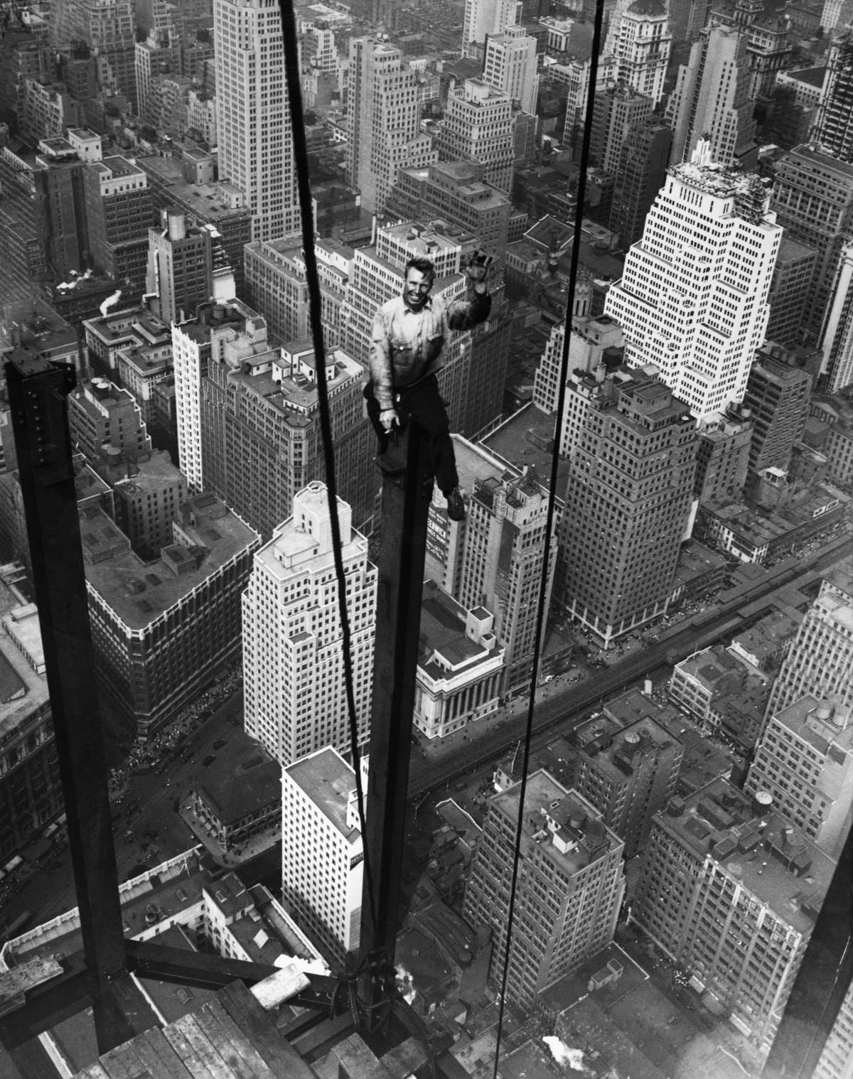 旧影拾记：世界第一高楼美国帝国大厦的建筑工人们，让人胆战心惊