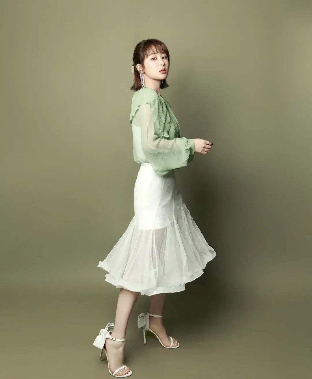 杨紫越来越温柔可爱，活动新造型绿纱衬衣配白裙，秋日的小清新