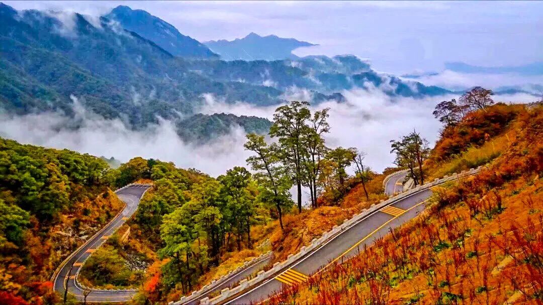 安徽藏着一条中国红岭公路，一路五彩斑斓，是色彩的天堂