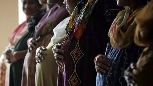 《代孕者》：贩卖子宫的印度妇女，那是你想象不到的人性泥沼