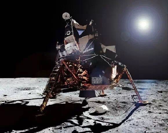 美国登月，月球上没有火箭发射基地，人是怎么回来的？