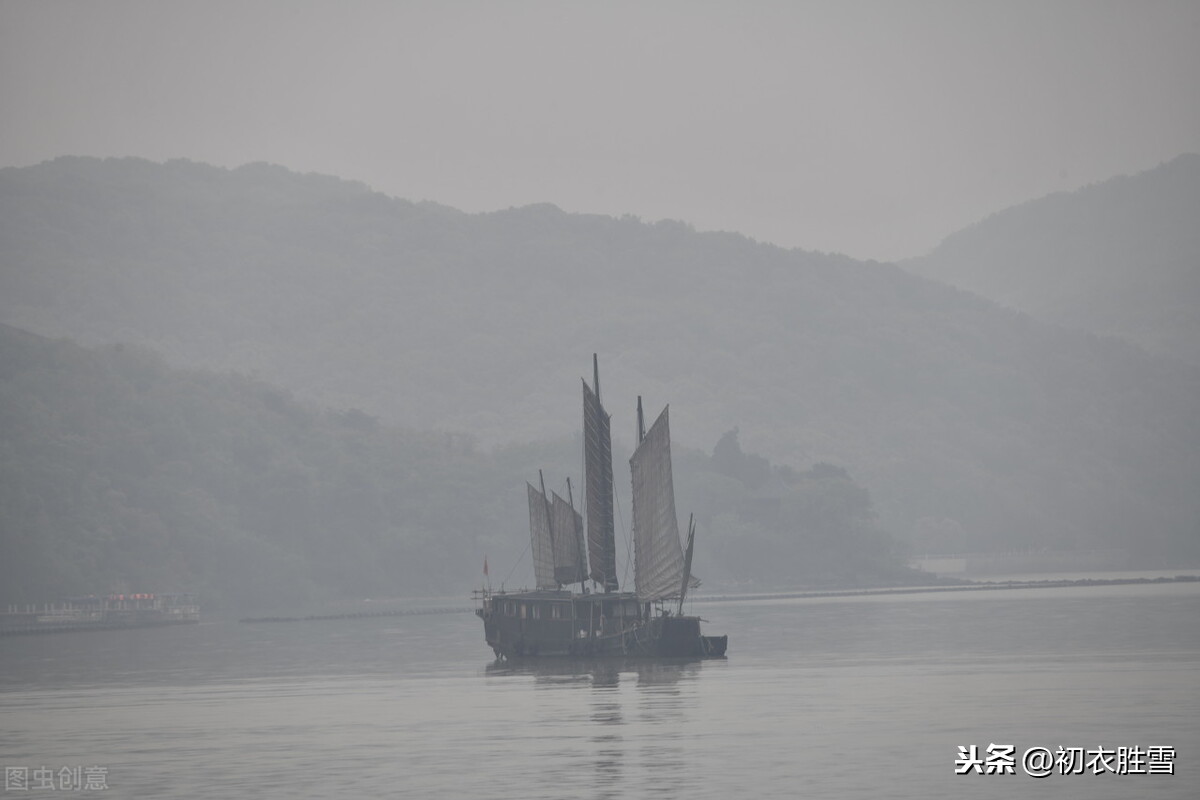 秋雨情词：共眠一舸听秋雨，小簟轻衾各自寒