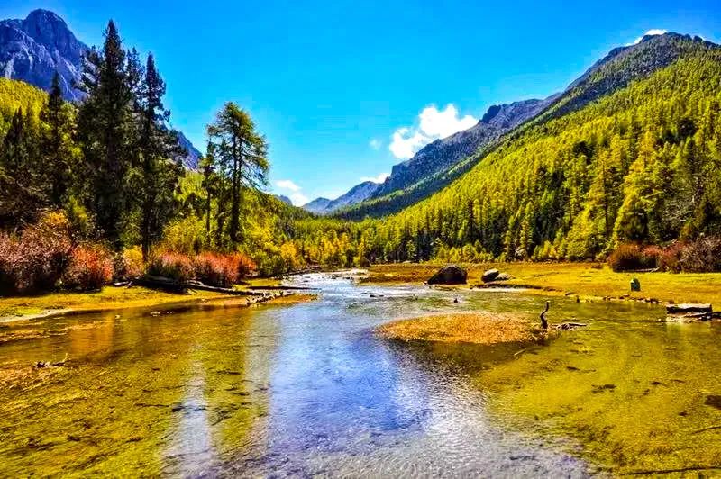 地处稻城亚丁和香格里拉之间，这座藏地天堂，处处藏着美景