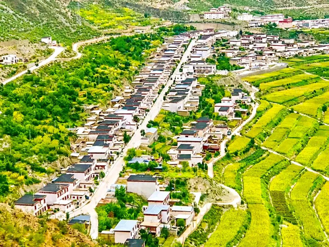 地处稻城亚丁和香格里拉之间，这座藏地天堂，处处藏着美景