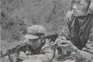 解放军占领越军阵地，发现女兵尸体，还有一幅醒目的标语