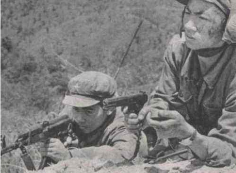 解放军占领越军阵地，发现女兵尸体，还有一幅醒目的标语