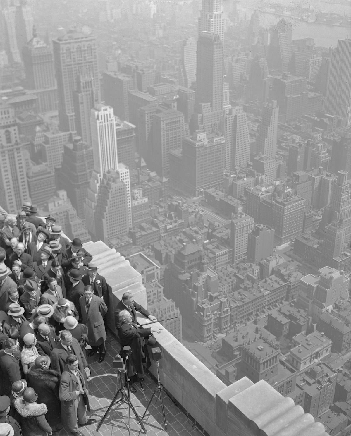 旧影拾记：世界第一高楼美国帝国大厦的建筑工人们，让人胆战心惊