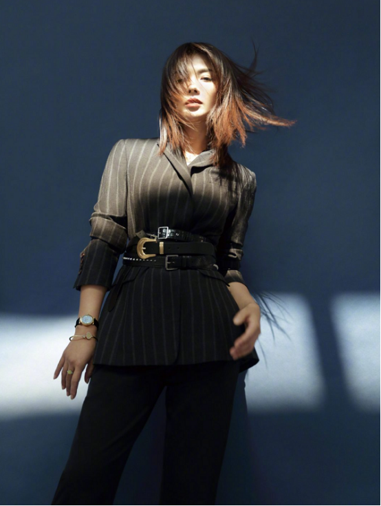 刘涛最新时尚大片来袭，虽然发型凌乱，但是依旧不影响她散发魅力
