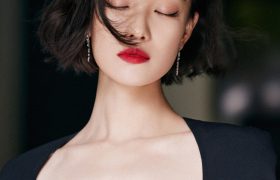 倪妮亮相影视发布会，红唇短发造型释出，紧身开衩裙复古韵味十足
