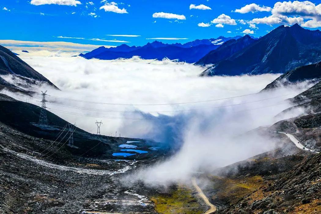 川西绝美的三条自驾路线，雪山彩林湖泊，涵盖了无数美景