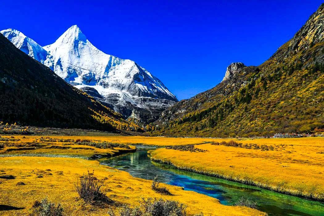 川西绝美的三条自驾路线，雪山彩林湖泊，涵盖了无数美景