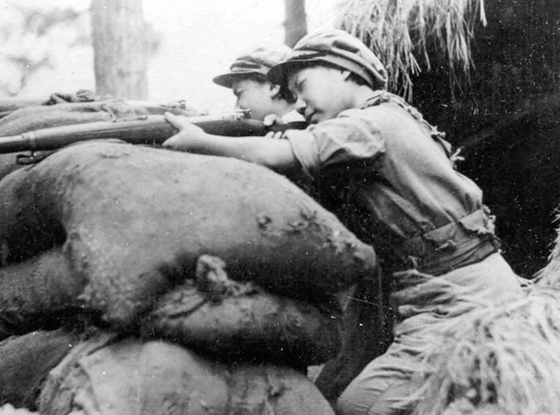 老照片：淞沪战场中国军队战斗场景，其中还有女兵