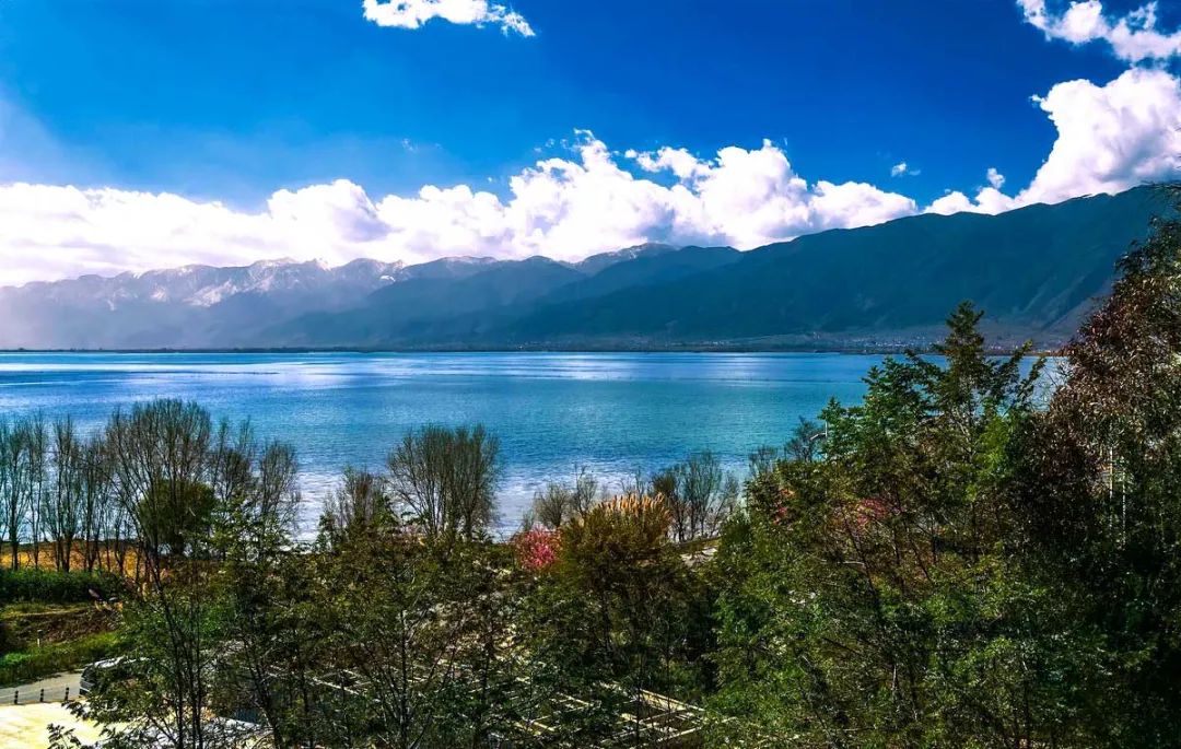 川西绝美的三条自驾路线，雪山彩林湖泊，涵盖了无数美景
