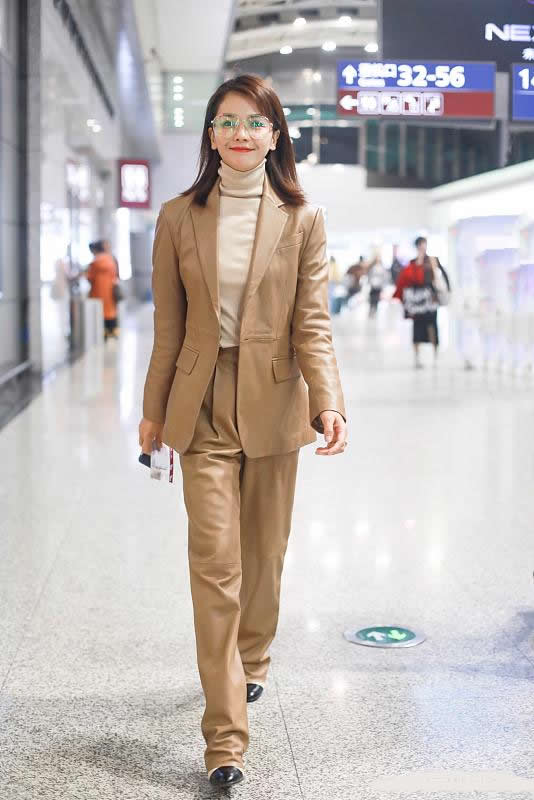 刘涛的时尚搭配，穿卡其色皮西装帅气知性很有型，看着就象25