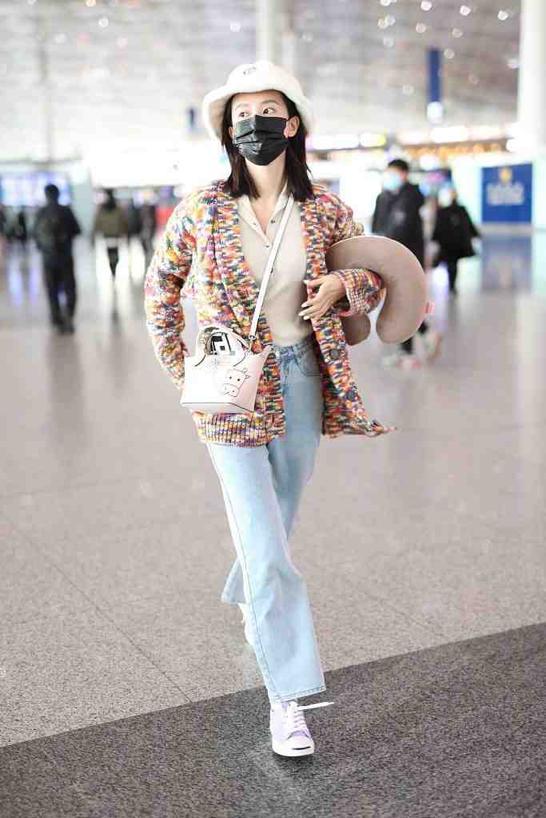 乔欣最新机场路透，穿彩虹外套甜美又温柔，名媛贵族气质藏不住