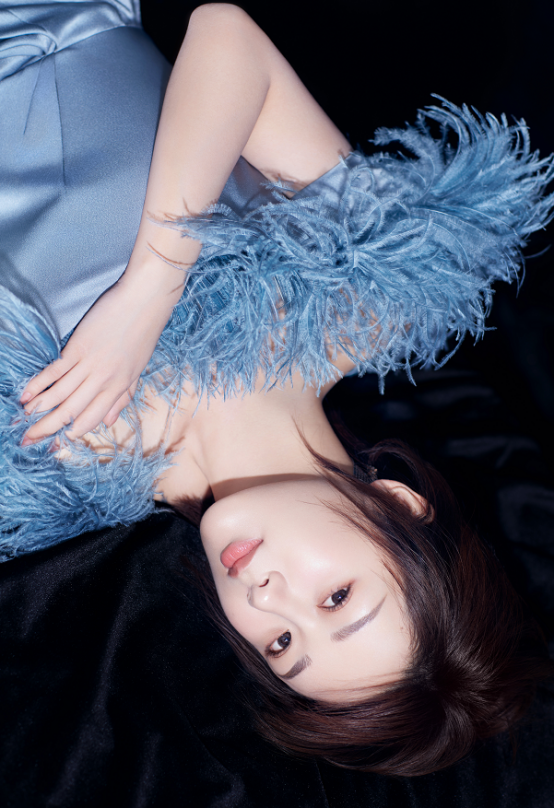杨紫生日晒美照，一身蓝色羽毛造型很有贵族感，躺下的时候更妖娆