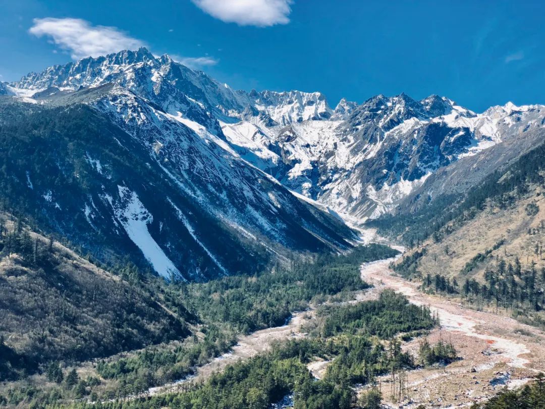 史上首次！门票免费酒店半价，雪山圣湖草甸，你想要的这里全有