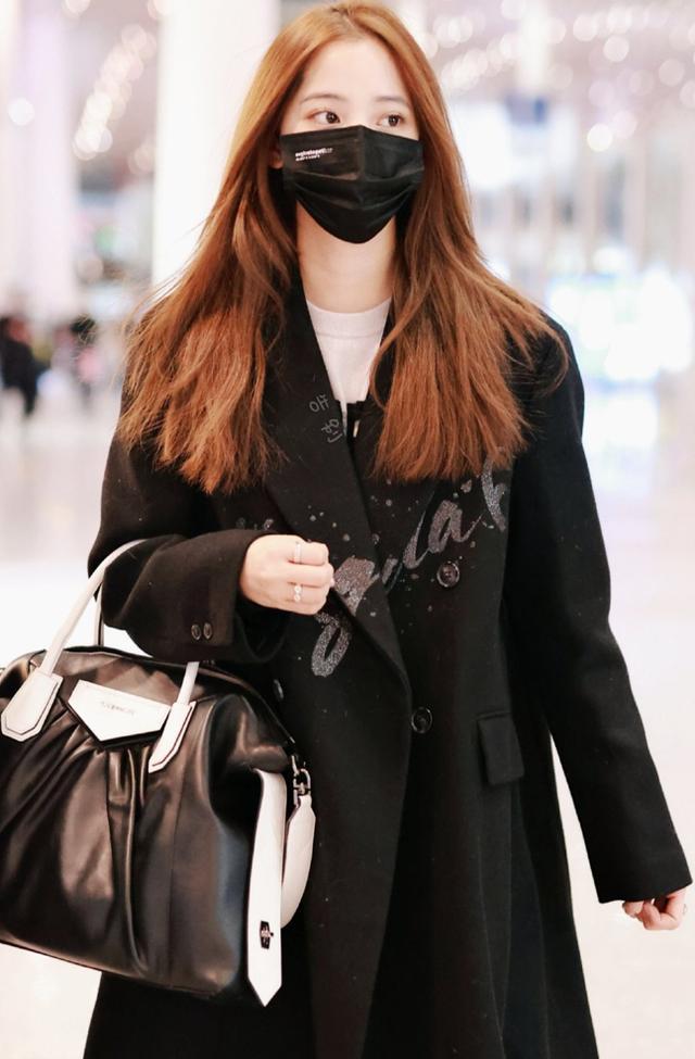 欧阳娜娜最新机场路透，黑色大衣配马丁靴时髦大气，越来越显成熟