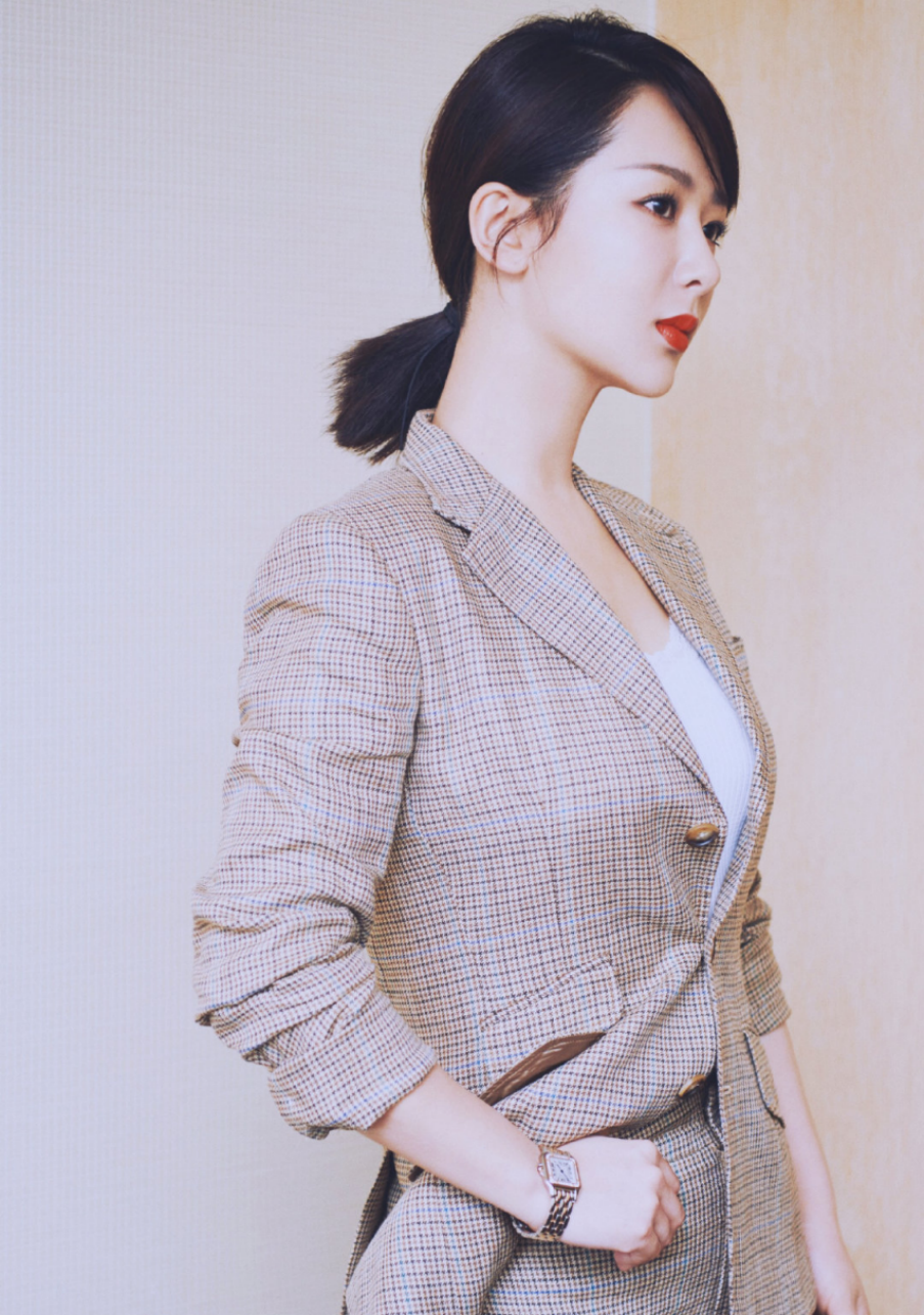 杨紫的“韩系风”穿搭真减龄！穿格纹西装搭卡通长裙，温柔又甜美