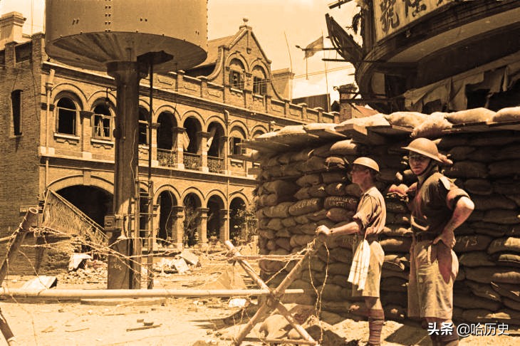 老照片：1937年日军轰炸上海，租界军警全副武装，市民逃离