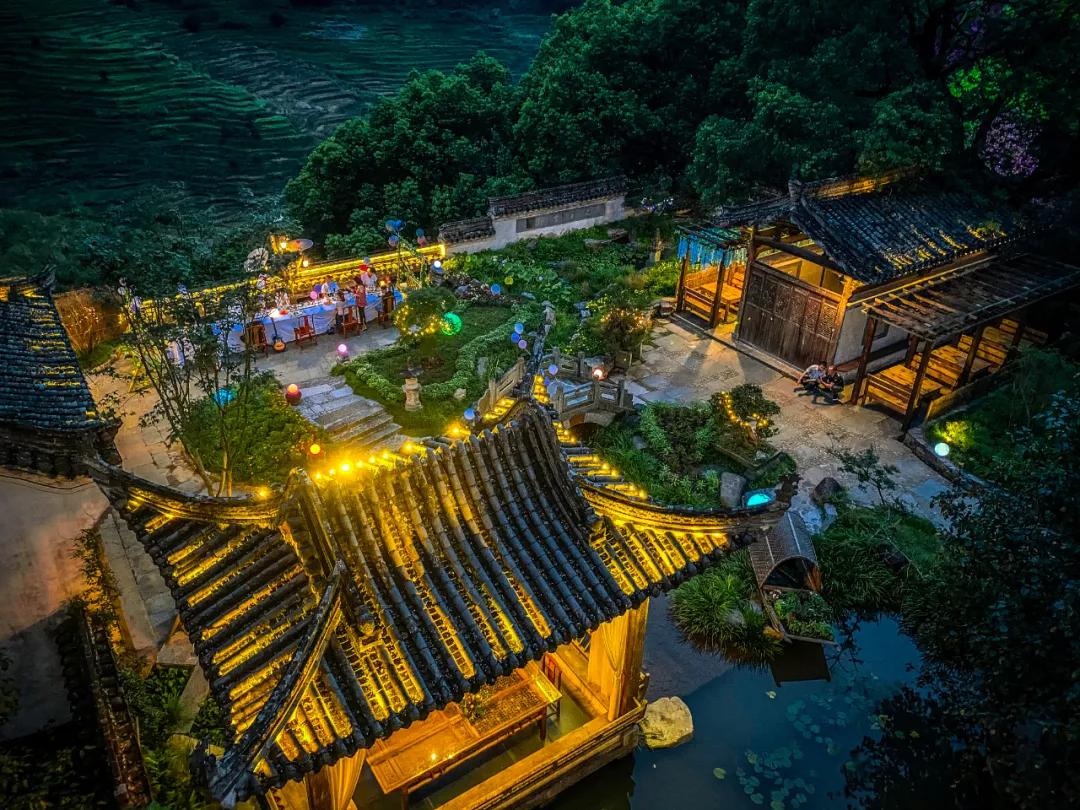 这个被CNN评为最美地之一的悬崖小镇，私藏中国最后一波秋色