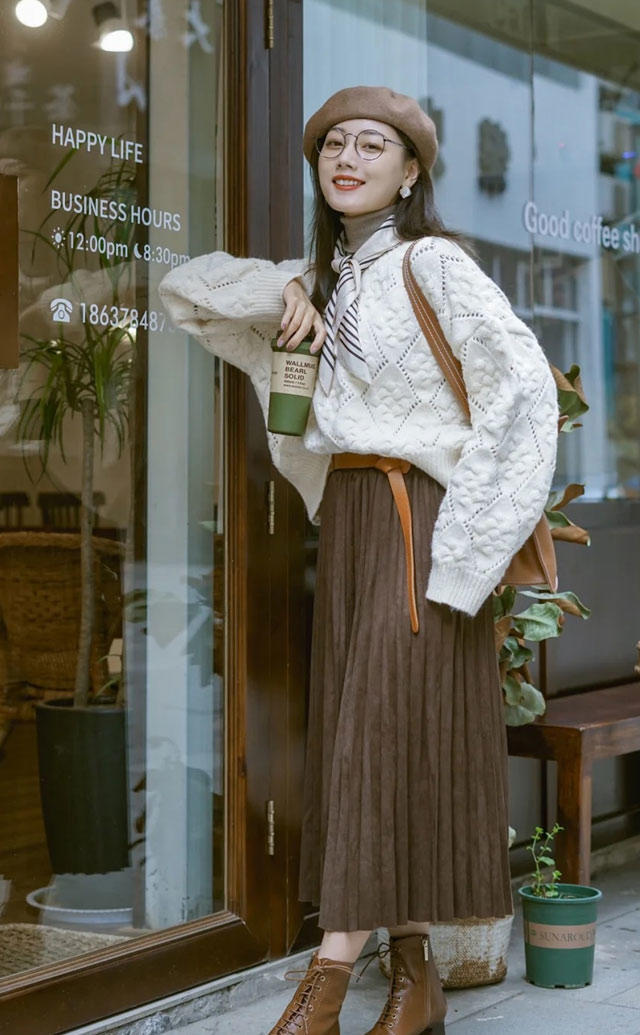 女人过了40岁，多穿"毛衣+半身裙"，学习日系温柔知性风穿搭