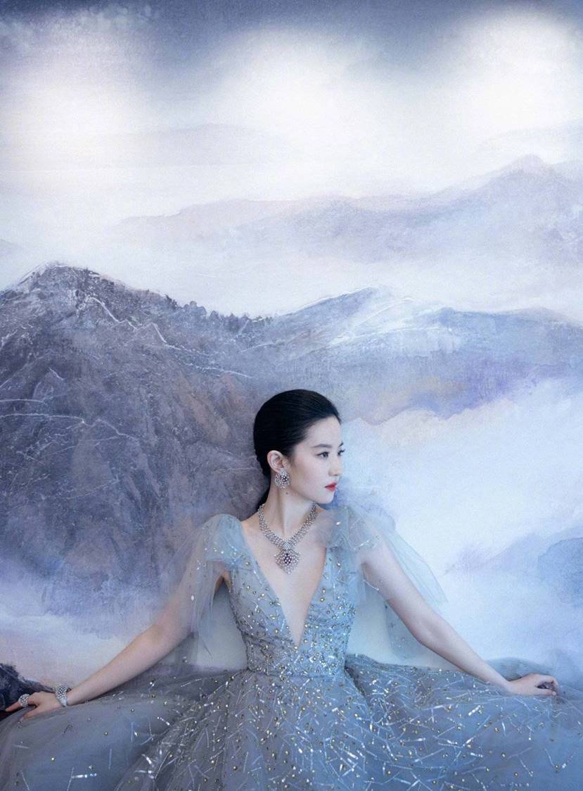 刘亦菲的“天仙”气质太绝了！穿蓝色薄纱礼服皮肤雪白，美得惊艳