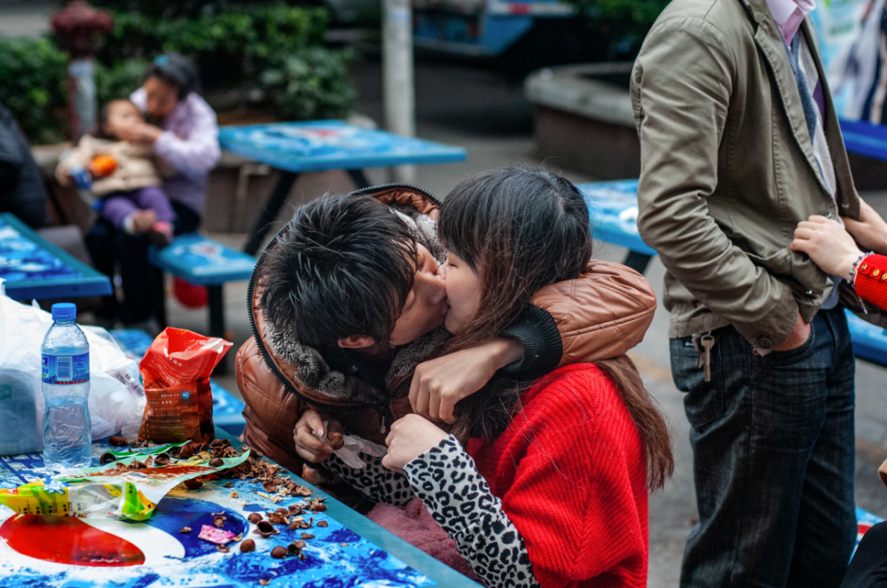 他拍下流水线上的年轻女性，看着她们慢慢被时代淘汰