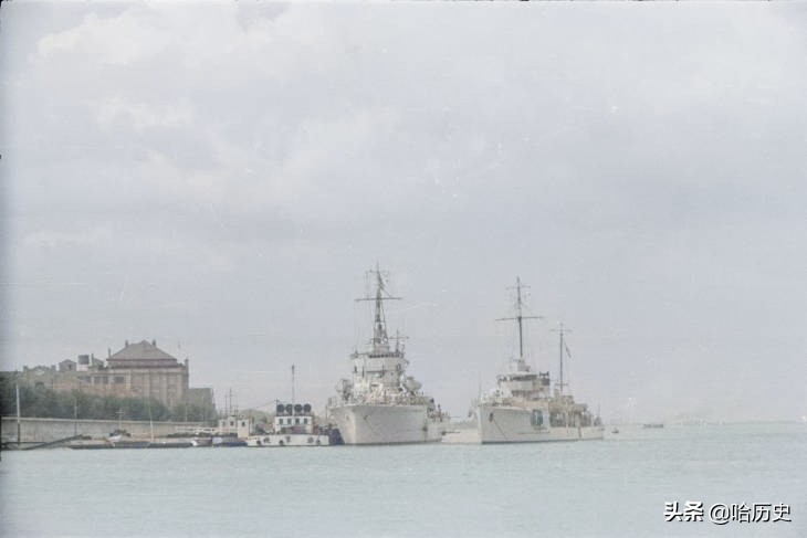 老照片：1937年淞沪抗战，日本军舰和海军陆战队进攻上海