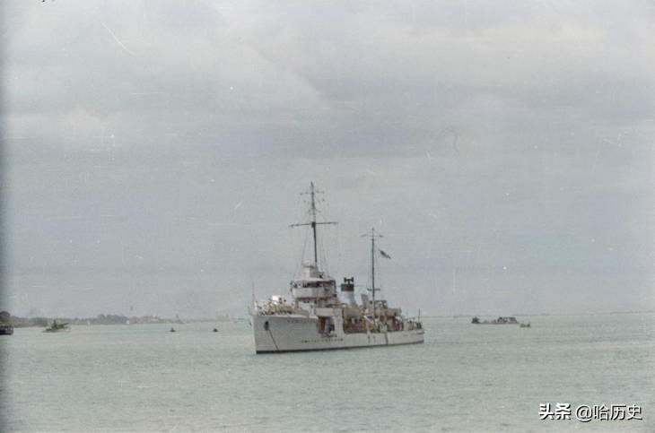 老照片：1937年淞沪抗战，日本军舰和海军陆战队进攻上海