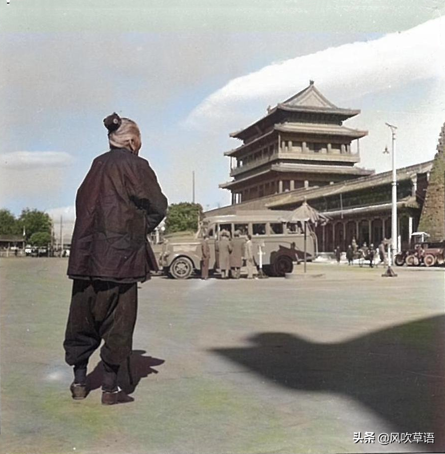 北京老照片：1939年3月，正阳门前看鬼子照相的老奶奶