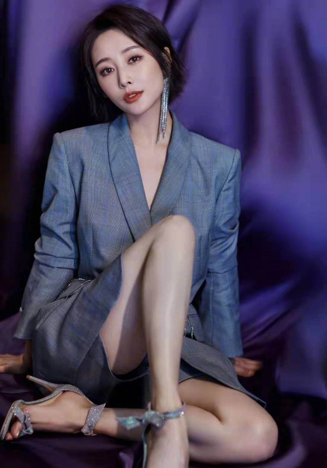 32岁的李纯，各色系服装与首饰完美搭配，呈现时尚女性魅力
