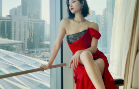 许佳琪这身材堪称“完美”！穿红色抹胸礼服，秀长腿和直角肩绝美