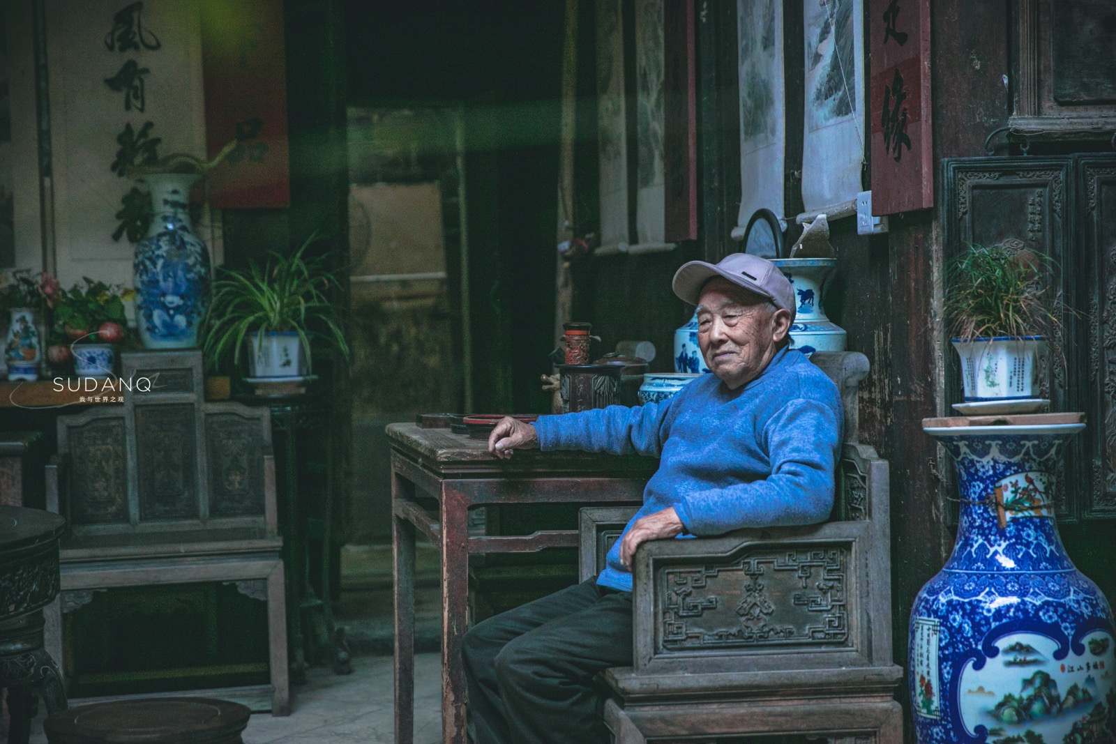 安徽88岁老人守着祖宅，满屋子全是古董，游客花5元听离奇往事
