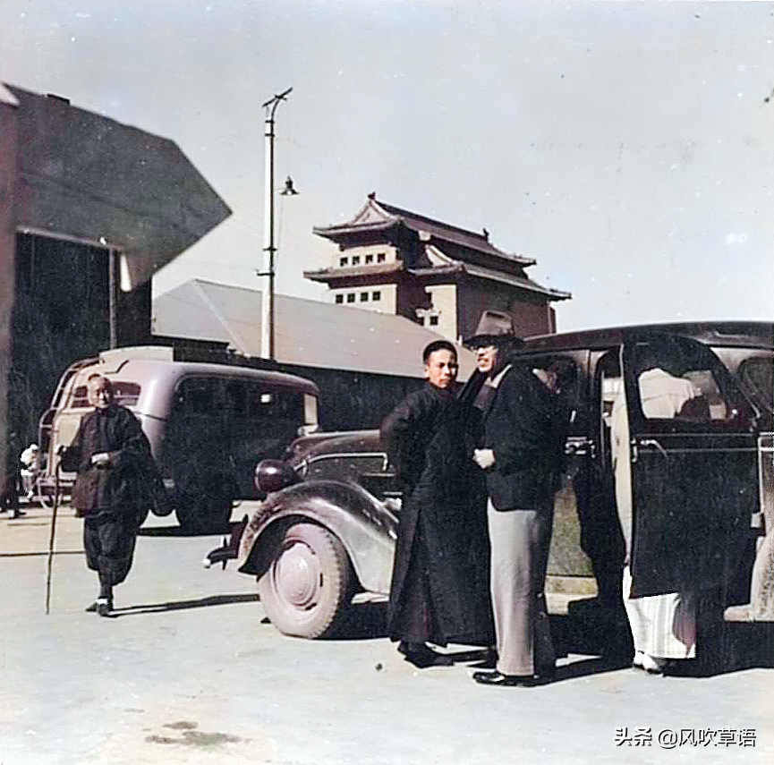 北京老照片：1939年3月，正阳门前看鬼子照相的老奶奶