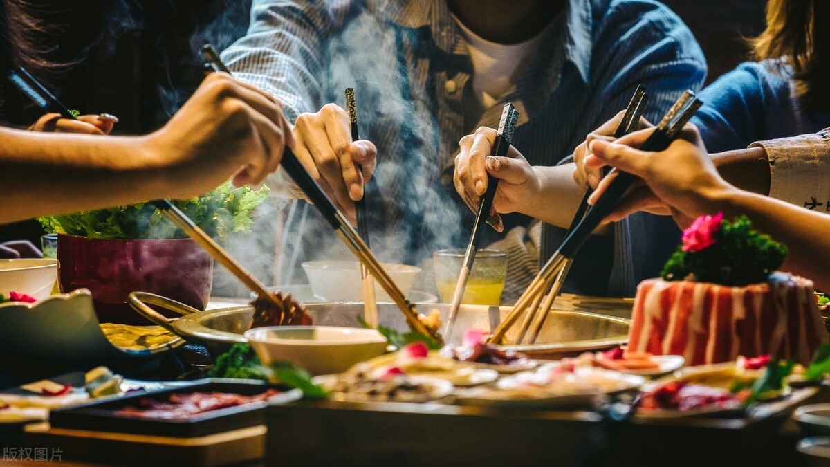 不开心就疯狂吃东西，管不住自己的嘴的人，是在把食物当慰藉