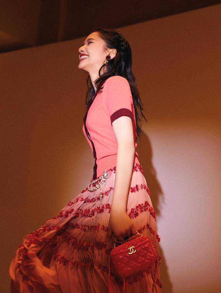 张婧仪出席VogueFilm晚宴，穿着优雅高级妆容大气，超美