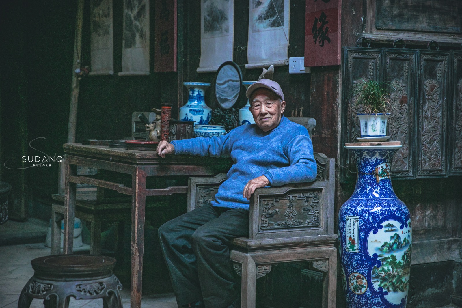 安徽88岁老人守着祖宅，满屋子全是古董，游客花5元听离奇往事