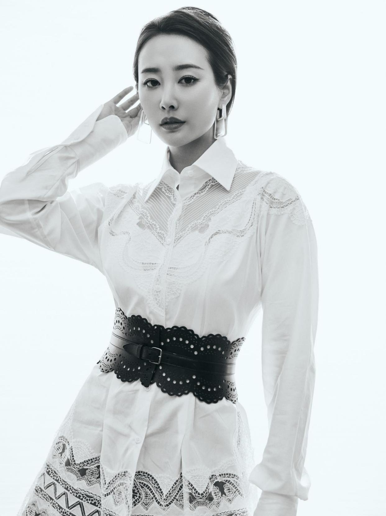 32岁的李纯，各色系服装与首饰完美搭配，呈现时尚女性魅力