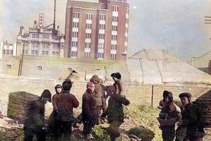 北京老照片：1939年冬天，那些在城墙下捡“煤核”的人