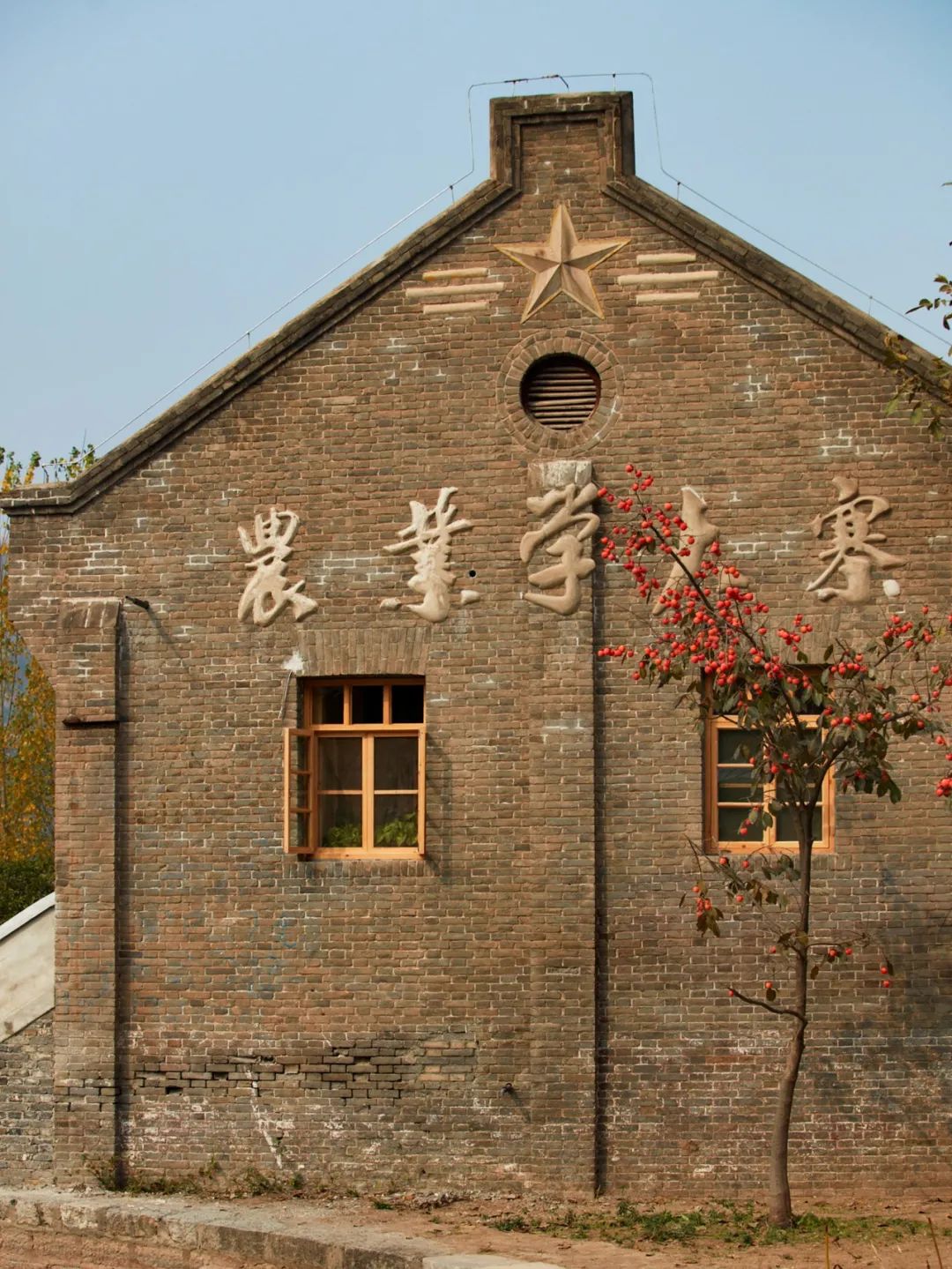 一个安徽大学老师，20年在质疑中坚持一件事：挑战中国村民审美