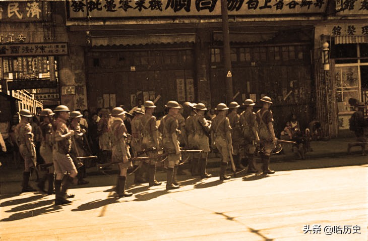 老照片：1937年日军轰炸上海，租界军警全副武装，市民逃离