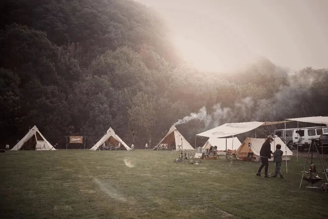 杭州夫妻财务自由后，在野地搭帐篷生活，看到最美的清晨