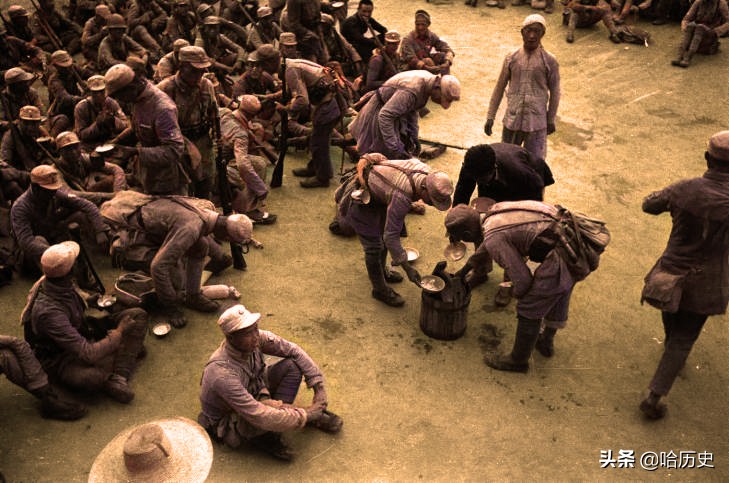 老照片：1944年延安，八路军模拟日军搞偷袭，记者体验穿军装