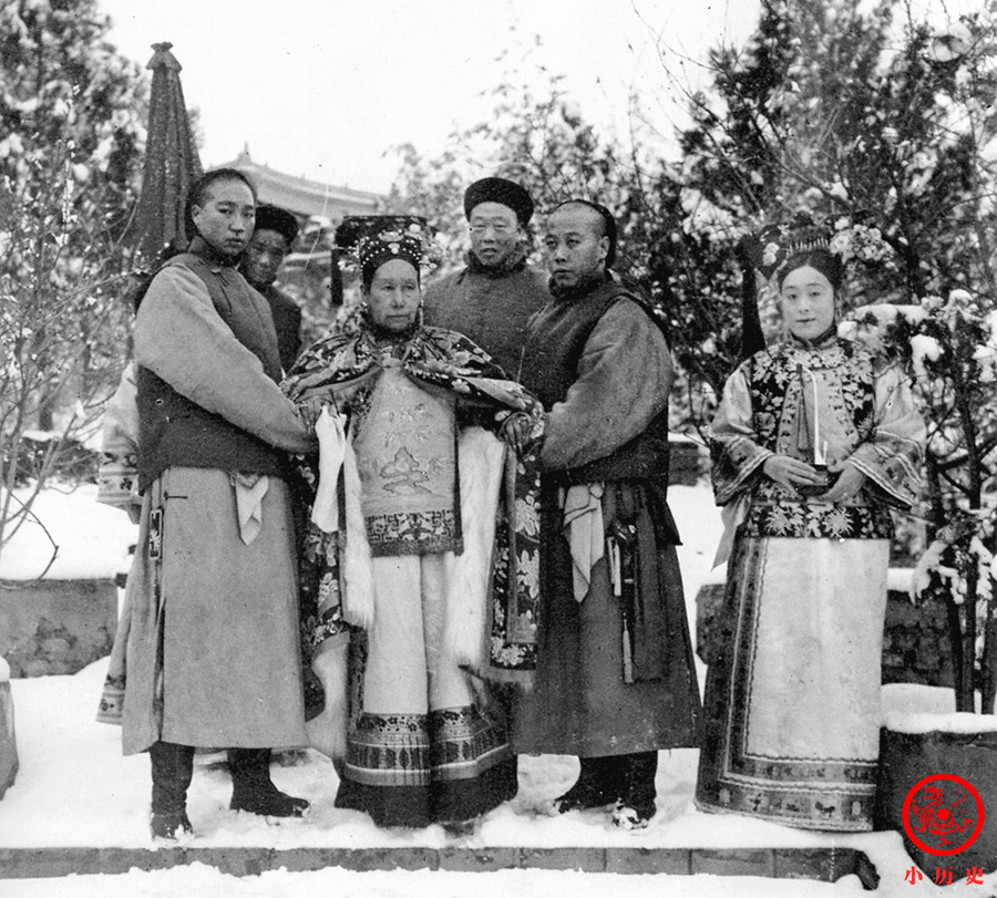 晚清老照片：慈禧太后在太监搀扶下赏雪，陕甘总督左宗棠绷着脸