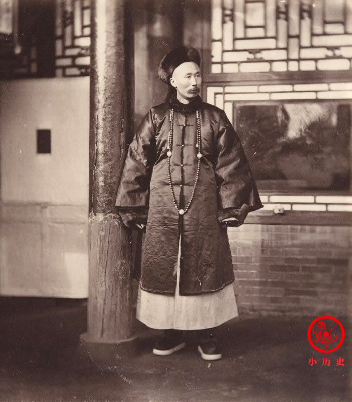 晚清老照片：李鸿章和他的第二任妻子出镜，儿童大冷天光腿赤脚