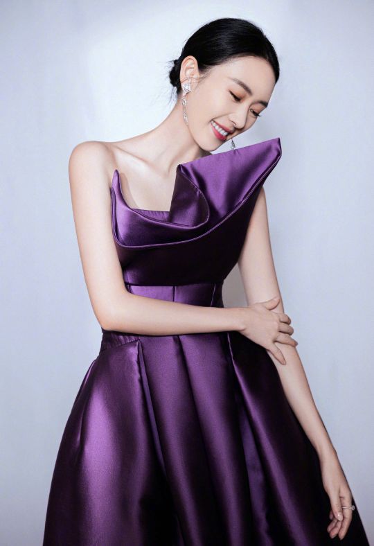 童瑶身着紫色缎面礼裙秀香肩美背珠宝加持高贵优雅，束发清爽干练