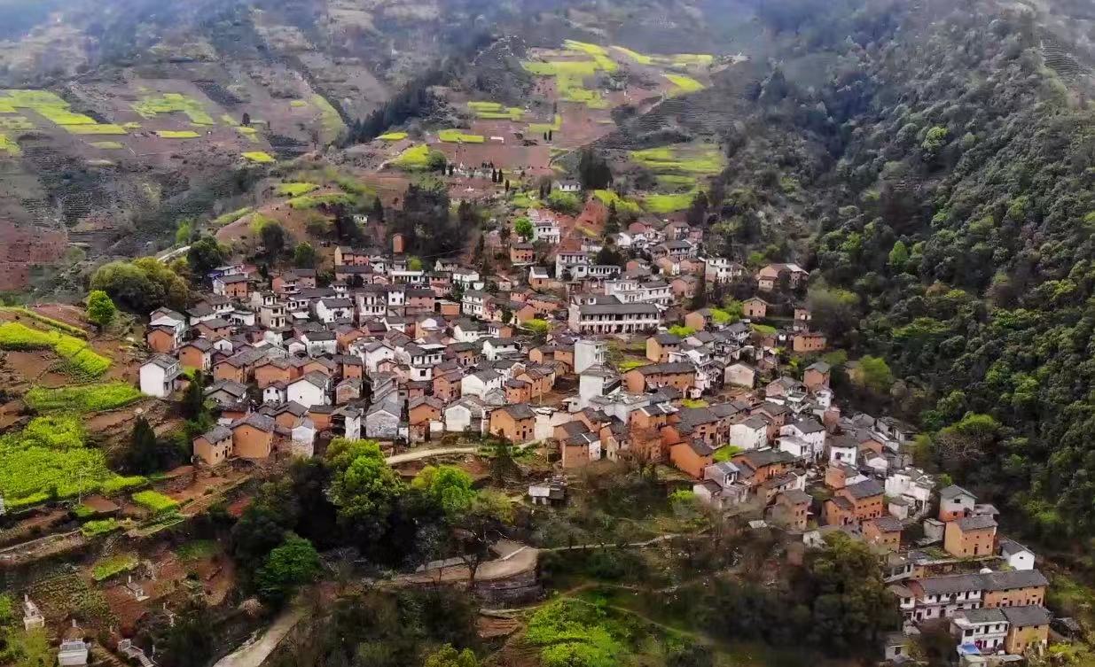 安徽不知名的小山村，1万块钱就能买栋土楼，经常可以看到云海