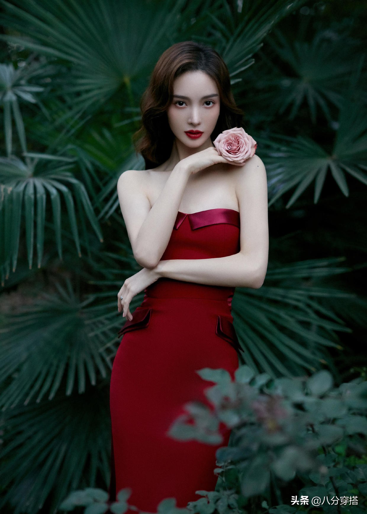 金晨肤白貌美就是任性，酒红色抹胸裙优雅精致，浪漫唯美超有魅力